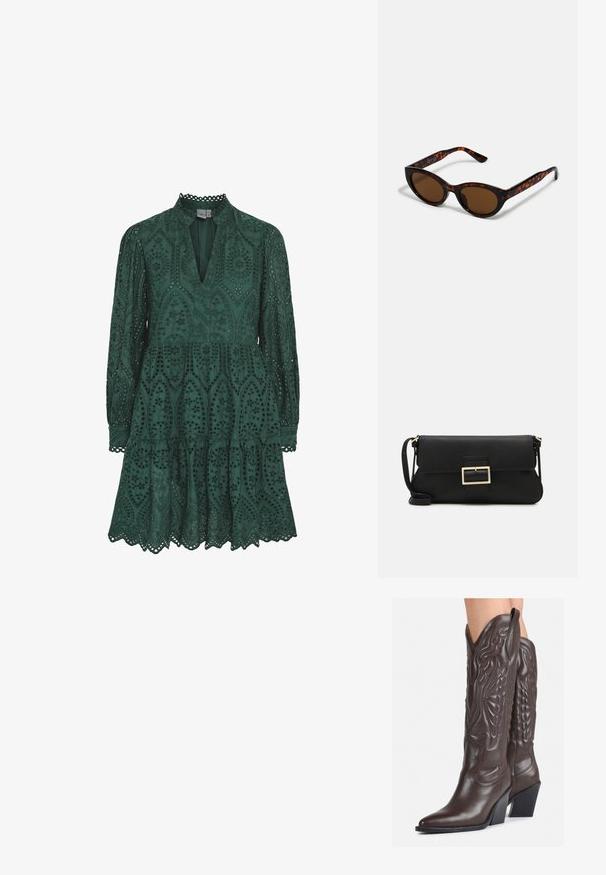 Zelené krajkové šaty s výstřihem do V, dlouhými rukávy a sukňou s vrstvením. Obsahují složité výřezy a vroubkované okraje podél lemu.; Hnědé kožené kovbojské boty s špičatou špičkou a blokovým podpatkem, se zdobným prošíváním a vyvýšenými akcenty na nárazu.; Hnědé želvovinové sluneční brýle ve vintage stylu kočičího oka s hnědými skly. Mají zakřivené nožičky s červenými akcenty.; Černá kožená psaníčko s klopou a zlatým kovovým detailním sponou. Součástí je černý popruh a elegantní, minimalistický design.