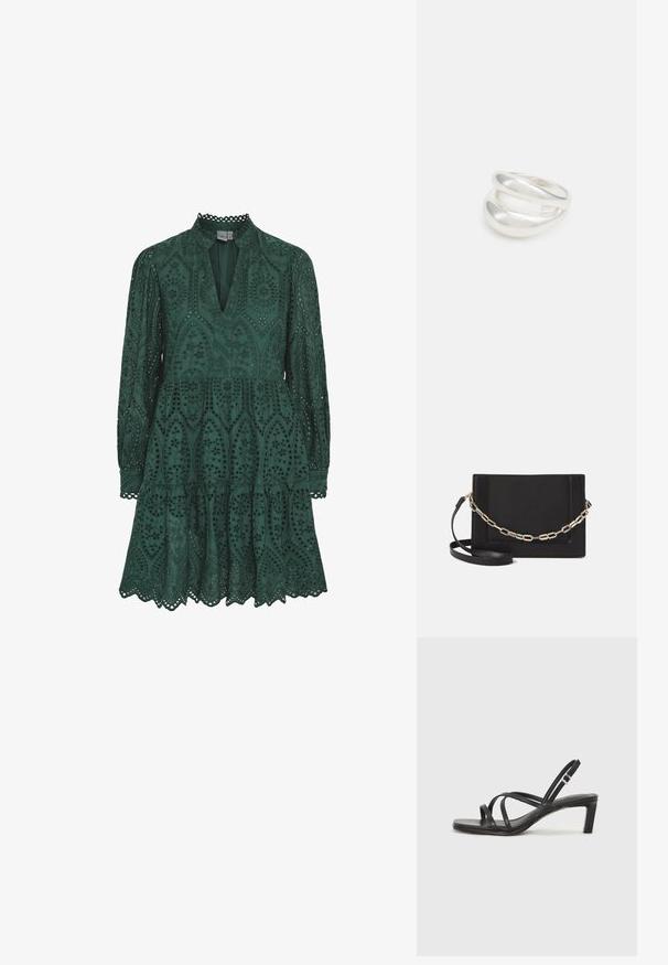 Zelena čipkasta obleka z V-izrezom, dolgimi rokavi in večplastnim krilom. Ima zapletene izrezane vzorce in valovite robove ob robu.; Črne natikače s trakovi in kvadratnim prstom ter nizkim blokastim peto. Imajo več tankih trakov in nastavljiv trak okoli gležnja. Narejene so iz gladkega usnja.; Črna usnjena torba čez ramo z gladko teksturo, pravokotno obliko in kovinskim verižnim detajlom spredaj. Vključena je nastavljiva naramnica.; Srebrn dvojni prstan z gladko, polirano površino. Ima tekoč, ukrivljen dizajn z prekrivajočimi se sekcijami za sodoben videz.