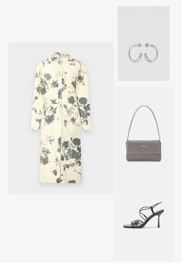 Langärmliges, geknöpftes Kleid aus weichem gelbem Stoff mit einem schwarzen Blumenmuster und gerafften Details an der Taille.; Schwarze, hochhackige Sandalen mit dünnen Riemen und einem geknoteten Design, einer glatten, rechteckigen Zehenpartie und einem eleganten Stiletto-Absatz.; Hellegraue metallische Handtasche mit einer Kettenriemen, verziert mit kleinen kreisförmigen metallic Nieten und einem dreieckigen Markenlogo.; Silberne Creolen mit einer glatten, glänzenden Oberfläche, einer gebogenen Form und einer Steckverschluss. Minimalistisches Design mit modernem Finish.