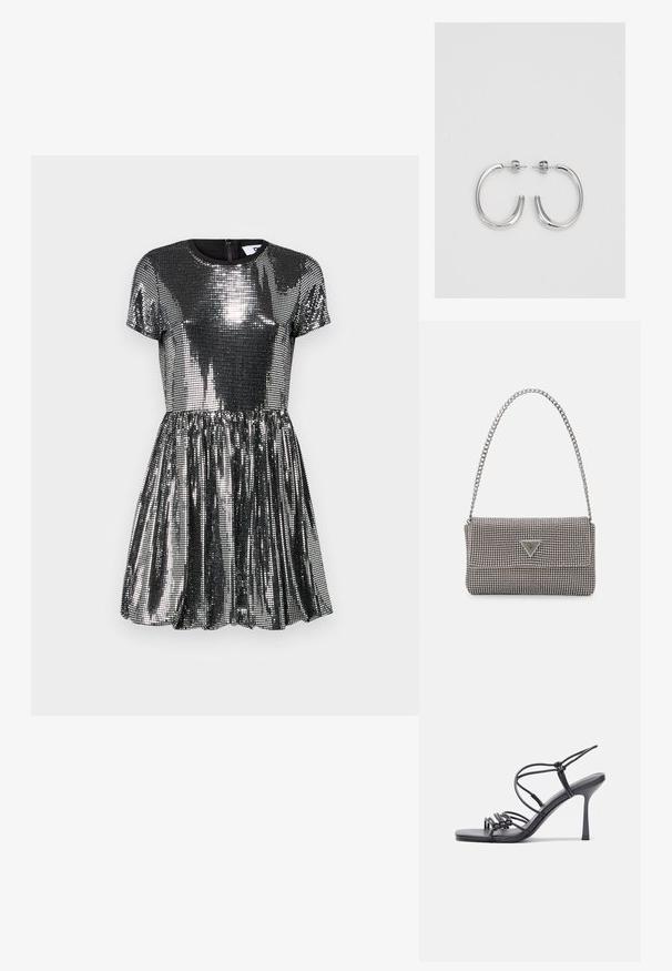Kratka črna obleka s kratkimi rokavi, prekrita z bleščicami, z razširjenim krilom, okroglim izrezom in zadrgo na hrbtu. Svetleča in odsevna tekstura.; Črne visoke sandale na peto imajo tanke naramnice z vozlom, gladek kvadratni toe in eleganten stiletto peto.; Svetlo siva kovinska torbica z verižnim ročajem, okrašena z majhnimi okroglimi kovinskimi bleščicami in trikotnim logotipom blagovne znamke.; Srebrne obročaste uhane z gladko, sijočo površino. Zaobljena oblika, lahka zasnova, z zapiranjem na zatič.