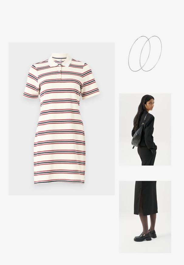 Polo kleita ir ar krēmīgu pamatni un horizontālām svītrām sarkanā, tumši zilā un baltā krāsā. Tā ir ar apkakli, īsām piedurknēm un pieguļošu formu.; Melni ādas apavi ar noapaļotu purngalu, biezām bloku papēžiem un elastīgiem sānu akcentiem, apvienoti ar tumšām zeķubiksēm un melnu svārku ar šķirbu.; Sieviete ar garām tumšām matiem, ģērbusies melnā uzvalkā, nēsā melnu ādas plecu somu un skatās pāri plecam uz balta fona.; Sudraba gredzenveida auskari ar minimālistisku dizainu. Cirkulāra forma, gluda tekstūra un plāns profils. Vieglu svaru ar spīdīgu apdari.