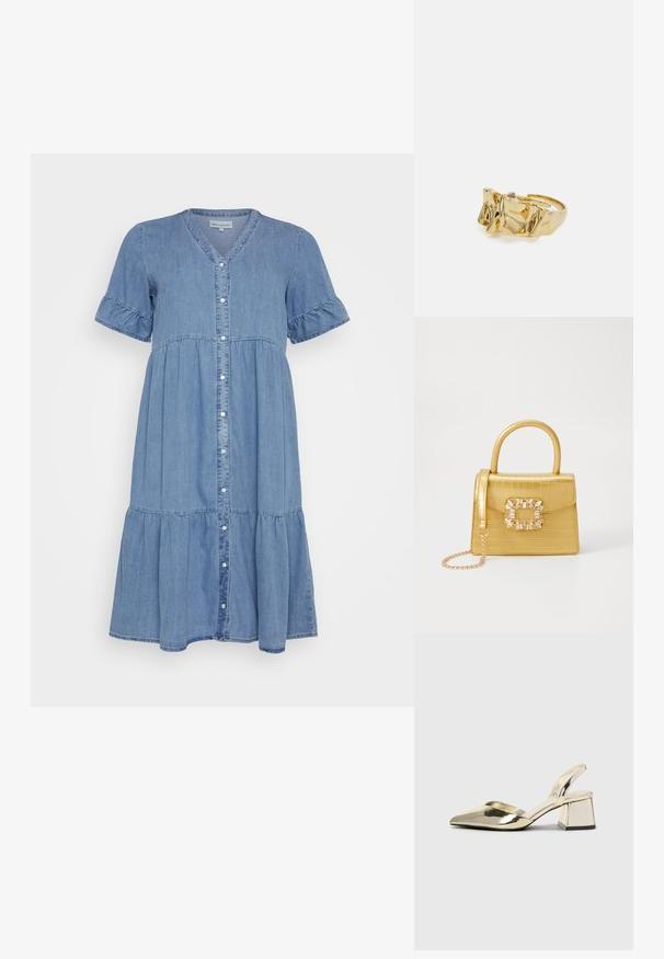 Denimklänning i ljusblått, med V-ringning, korta volangärmar, knapprad fram och en tiered kjoldesign. Mjuk tygkänsla.; Guld, metalliska slingback-klackar med spetsig tå och chunky klack. Slät textur, minimalistisk design och en smal rem.; Gul faux-krokodilhandväska med en strukturerad design, topphandtag, avtagbar kedjesladd och dekorativa kristalldekorationer på klämman.; Guldring med texturerad, vågig design som har tre framträdande toppar. Slät, glänsande yta med en öppen band för justerbar passform.