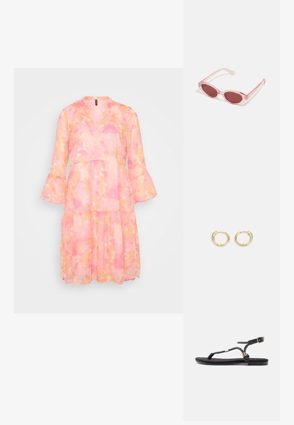 Lengvas, sluoksniuotas suknelė su V formos iškirpte ir varpelio forma rankovėmis. Ypatybė yra akvarelės stiliaus raštas rožinės ir oranžinės spalvų atspalviuose.; Juodos plokščios šlepetės su pintomis dirželiais ir metaliniu akcentu. turi reguliuojamą sagtį ir plokščią gumos padą patogumui.; Rožinės permatomos saulės akinių su ovaliais objektyvais, tamsiai raudonu tonu ir siaurais šonais, kurie pasižymi glotnia danga ir subtiliomis detalėmis ant rėmo.; Auksiniai auskarai su sklandžiu, apvaliu dizainu. Savybės: mažas uždarymo mechanizmas, lengvas įvaizdis ir poliruotas paviršius.