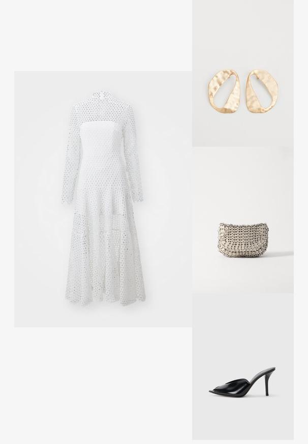 Bílé šaty s dlouhými rukávy a vysokým výstřihem, vyrobené z látky s kruhovým krajkovým vzorem, se splývavým, vícestupňovým spodním lemem.; Černé kožené vysoké muly s otevřenou špičkou, špičatým designem, hladkým povrchem a štíhlým jehlovým podpatkem.; Rabanne BAG - Kabelka - cream/silver; Pár nepravidelných oválných náušnic z kovu pozlaceného zlatem s texturovaným, mírně kladivkovým povrchem na bílém pozadí.