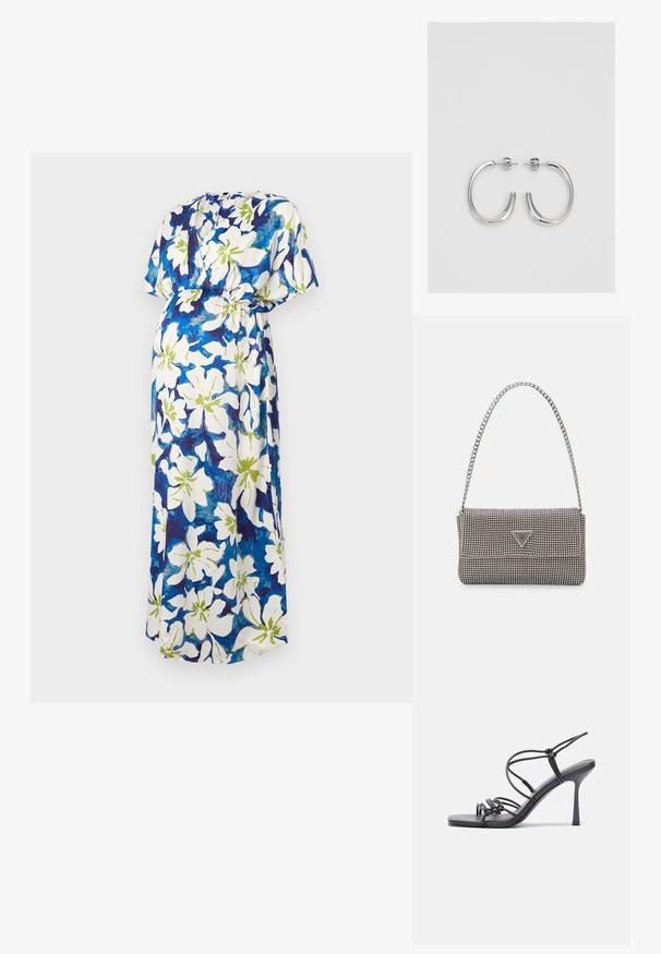 Maxi šaty s krátkymi rukávmi, s bielym základom a kvetinovým vzorom v modrej a zelenej farbe. Zúžený pás pre uvoľnený strih.; Čierne sandále na vysokom podpätku majú tenké remienky s uzlovým dizajnom, hladký štvorcový špičku a elegantný stiletto podpätok.; Svetlošedá metalická kabelka s reťazovým popruhom, ozdobená malými kruhovými kovovými štítkami a trojuholníkovým logom značky.; Strieborné kruhové náušnice s hladkým a lesklým povrchom. Okrúhly tvar, ľahký dizajn, s uzáverom na kolík.
