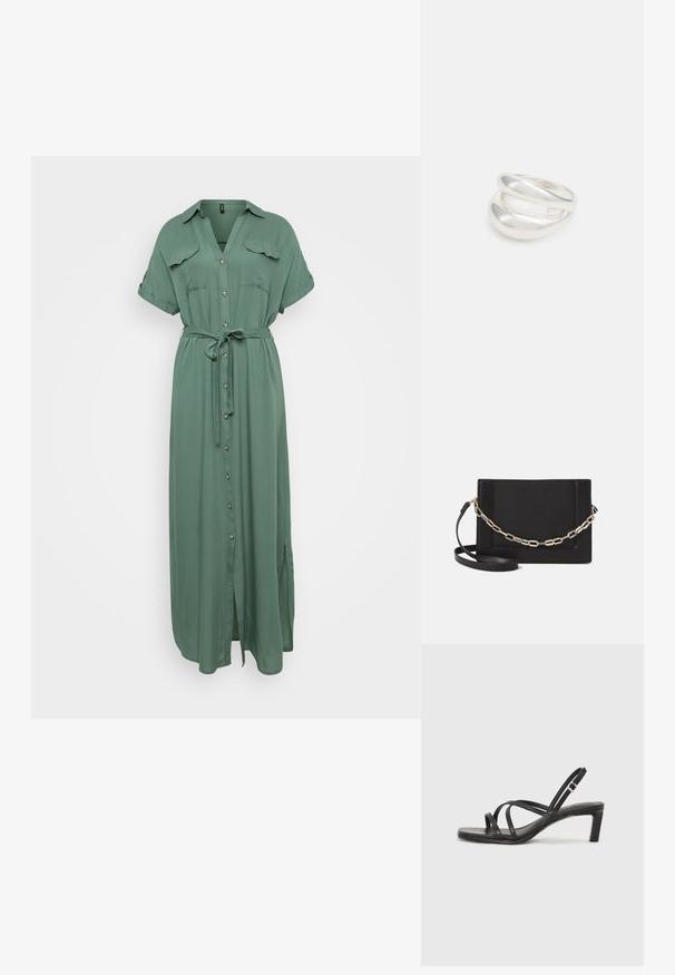 Zielona sukienka maxi z krótkimi rękawami, zamkiem na guziki z przodu, dwiema kieszeniami na piersi i pasującym paskiem, wykonana z miękkiego, zwiewnego materiału.; Czarne sandały na obcasie z prostokątnym noskiem i niskim słupkowym obcasem. Posiadają wiele cienkich pasków i regulowany pasek na kostkę. Wykonane z gładkiej skóry.; Czarna skórzana torebka typu crossbody z gładką teksturą, prostokątnym kształtem oraz metalowym detalem w postaci łańcuszka z przodu. W zestawie regulowany pasek.; Srebrna obrączka podwójna z gładką, polerowaną powierzchnią. Posiada płynny, zakrzywiony kształt z nakładającymi się sekcjami, co nadaje nowoczesny wygląd.