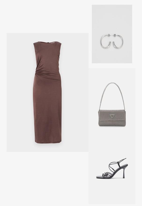 Brązowa, bezrękawna sukienka wykonana z miękkiego materiału. Posiada marszczenia w talii i długość do kolan. Zamek błyskawiczny z tyłu.; Czarne sandały na wysokim obcasie mają cienkie paski z węzłowym wzorem, gładki, kwadratowy czubek i smukły obcas w stylu szpilki.; Jasnoszara metaliczna torebka na łańcuszku, ozdobiona małymi okrągłymi metalowymi ćwiekami oraz trójkątnym logo marki.; Srebrne kolczyki na biglu o gładkim, błyszczącym wykończeniu. O zaokrąglonym kształcie, lekkim designie, z zamknięciem na zatrzask.