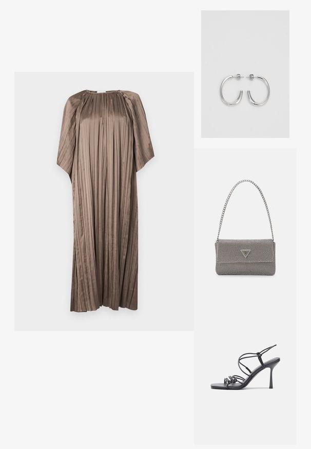 Braunes plissiertes Kleid aus glattem Stoff mit rundem Ausschnitt und lockeren Ärmeln, das vertikale Faltendetails aufweist.; Schwarze, hochhackige Sandalen mit dünnen Riemen und einem geknoteten Design, einer glatten, rechteckigen Zehenpartie und einem eleganten Stiletto-Absatz.; Hellegraue metallische Handtasche mit einer Kettenriemen, verziert mit kleinen kreisförmigen metallic Nieten und einem dreieckigen Markenlogo.; Silberne Creolen mit einer glatten, glänzenden Oberfläche. Abgerundete Form, leichtes Design, mit einer Steckverschluss.