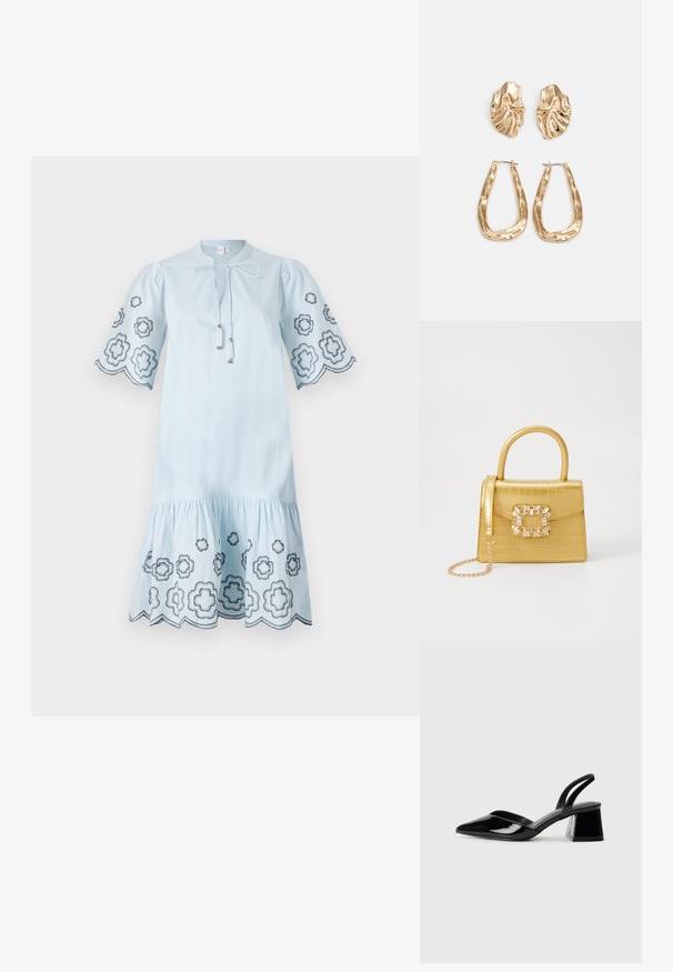 Světle modré bavlněné šaty s krátkými puff rukávy, zdobené černou květinovou výšivkou na rukávech a lemu, a s nastavitelným výstřihem.; Černé lakované kožené lodičky na pásku s špičatou špičkou a geometrickým blokovým podpatkem. Vyznačují se elegantním, minimalistickým designem a hladkým povrchem.; Žlutá kabelka z umělé krokodýlí kůže se strukturovaným designem, horním uchopem, odnímatelným řetízkovým popruhem a dekoračním krystalovým zdobením na zapínání.; Náušnice ve zlatém tónu s texturovanými, vlnitými tvary. Obsahují sochařské klipy a design otevřeného kruhu s kladivkovým povrchem.
