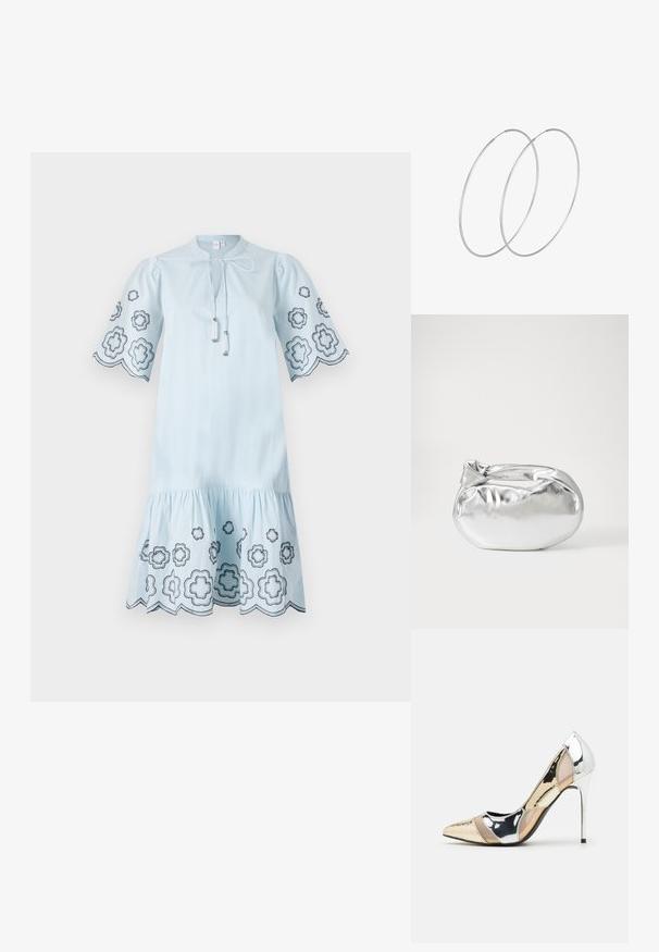 Gaiši zila kokvilnas kleita ar īsām pūkainām piedurknēm, kurai ir melna ziedu izšūšana uz piedurknēm un apakšmalas, kā arī aukliņas apkaklē.; Apspīlēta augstpapēžu kurpe ar zeltītu, sudrabi un neitrālu krāsu kombināciju. Spīguļojoša virsma ar izgriezuma dizainu, aprīkota ar stiletto papēdi.; Sudraba metāliska poga somiņa ar mīkstu, noapaļotu formu un mezgla augšējo aizdari. Izgatavota no gludas mākslīgās ādas materiāla.; Sudraba gredzenveida auskari ar minimālistisku dizainu. Cirkulāra forma, gluda tekstūra un plāns profils. Vieglu svaru ar spīdīgu apdari.