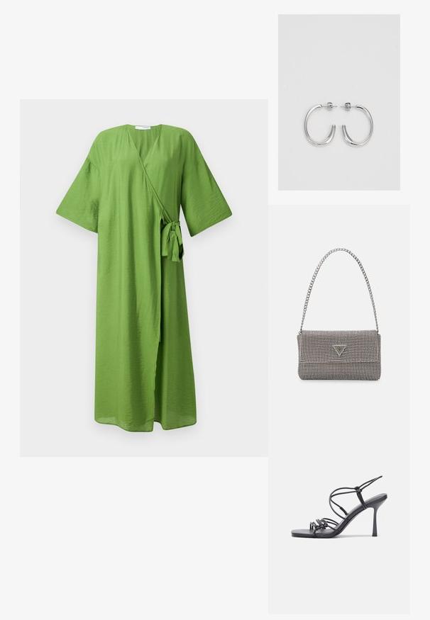 Žalia apvalia suknelė, pagaminta iš lengvo audinio. Įrengti plačios rankovės, juosmens juosta ir gili V formos iškirptė. Lygi, šiek tiek tekstūruota paviršius.; Juodos aukštakulnės sandalai pasižymi plonyčiais dirželiais su mazgo dizainu, lygiu kvadratiniu pirštu ir elegantišku stiletto kulnu.; Šviesiai pilka metalinė rankinė su grandinėlės dirželiu, papuošta mažais apvaliais metaliniais smeigėmis ir trikampiu prekės ženklu.; Sidabrinės auskarai žiedai su lygiu, blizgiu paviršiumi. Suapvalinta forma, lengvas dizainas, su uždarymu ant smeigtuko.