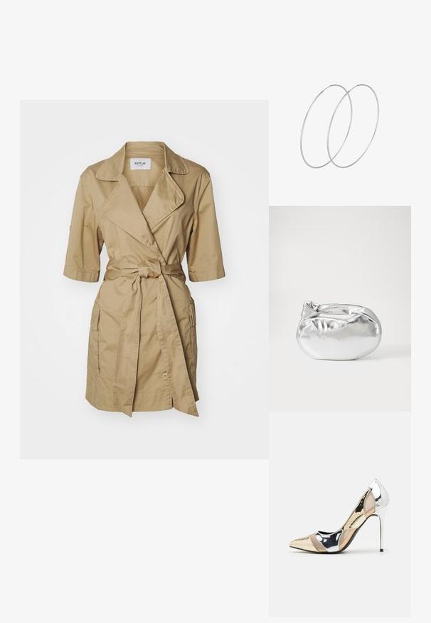 Khakifarbenes Trenchcoat mit tailliertem Schnitt, kurzen Ärmeln, umklappbarem Kragen und Seitentaschen. Hergestellt aus leichtem Stoff mit glatter Textur.; Spitz zulaufender High-Heel-Schuh in einer Farbgestaltung aus Silber, Gold und Nude. Glänzende Oberfläche mit Ausschnittdesign und stiletto Absatz.; Silberne metallic Pouch-Tasche mit einer sanften, abgerundeten Form und einem geknoteten Verschluss oben. Hergestellt aus glattem Kunstleder.; Silberne Creolen mit minimalistischem Design. Rundform, glatte Oberfläche und dünnes Profil. Leichtgewichtig mit hochglänzender Oberfläche.