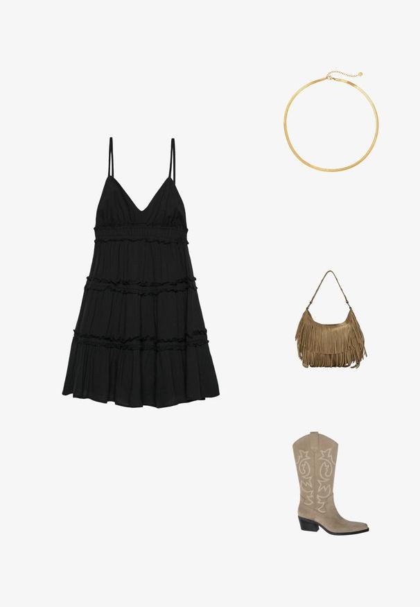 Schwarzes schichtetes Spaghettiträgertop-Kleid mit V-Ausschnitt, geraffter Taille und Rüschenschichten für zusätzliche Textur.; PULL&BEAR Cowboy-/Bikerboot - taupe; Braune Wildleder-Handtasche mit langen Fransen, einer geschwungenen Form und einem einzelnen Schultergurt. Verfügt über eine glatte, strukturierte Oberfläche.; Goldmesh-Choker-Halskette mit flachem, flexiblem Design. Verfügt über eine Kettenverlängerung für anpassbare Länge. Glatte Textur, minimalistischer Look.