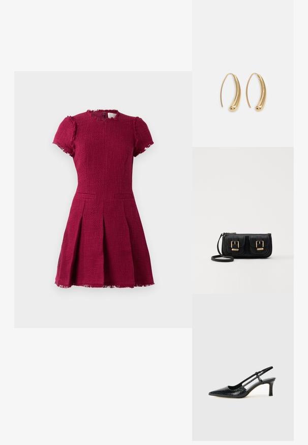 Bordó šaty s krátkými rukávy, strukturovaná látka, kulatý výstřih a našitý lem. Obsahují dvě přední kapsy a skládací design sukně.; Černé lakované slingback podpatky s špičatou špičkou, zdobené texturovaným hadím vzorem, nastavovacím páskem a krátkým texturovaným blokovým podpatkem.; Černá kožená crossbody taška se dvěma předními kapsami, zlatými přezkami, zipovým uzávěrem a štíhlým popruhem. Texturovaný povrch a kompaktní obdélníkový tvar.; Náušnice ve tvaru kruhu z pozlaceného kovu s vroubkovaným, prodlouženým tvarem. Mají hladký, lesklý povrch a zaoblený konec pro zvýraznění detailu.