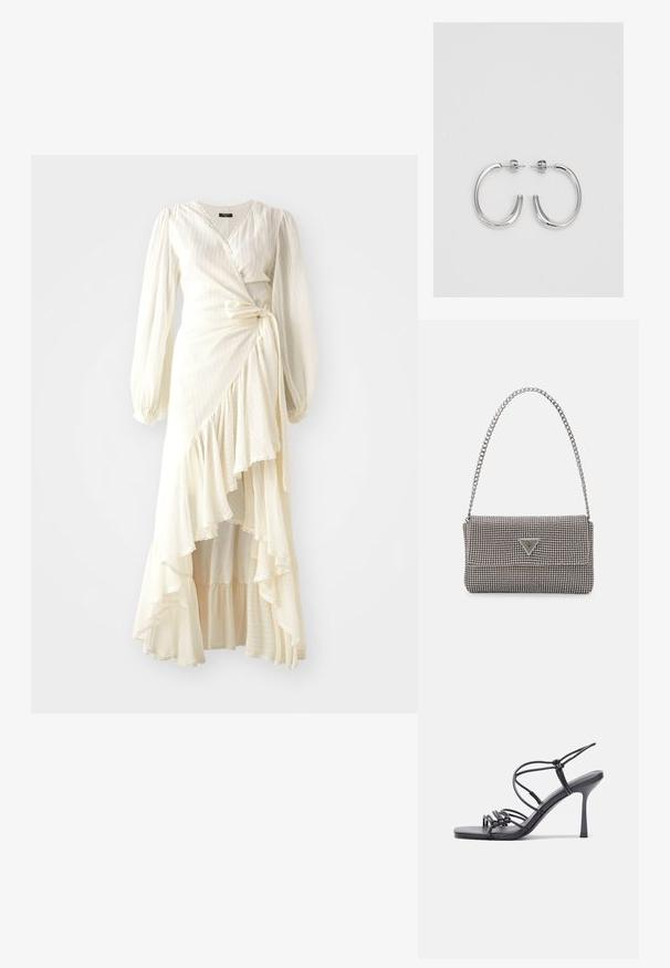 Tejdzsiszton, világos krém színű, hosszú ujjú, fodros aljú ruha. Könnyű, texturált anyagból készült, deréknál megkötővel és V-kivágással.; Fekete magas sarkú szandálok vékony pántokkal, csomózott mintával, sima négyzetes orral és karcsú stiletto sarkal rendelkeznek.; Világosszürke fémes kézitáska lánc pánttal, kis kör alakú fém kifinomult díszítéssel és háromszög alakú márkagéppel.; Ezüst karika fülbevalók sima, fényes felülettel, ívelt formával és postazáras zárral. Minimalista, modern kivitel.