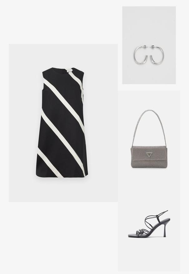 Robe noire sans manches avec de larges rayures blanches diagonales et un col rond.; Des sandales noires à talons hauts avec des fines lanières au design noué, un bout carré lisse et un talon aiguille élégant.; Sac à main en métal gris clair avec une bandoulière en chaîne, orné de petits clous métalliques ronds et d'un logo de marque triangulaire.; Boucles d'oreilles créoles en argent avec une surface lisse et brillante, présentant une forme incurvée et une fermeture à tige. Design minimaliste avec une finition moderne.