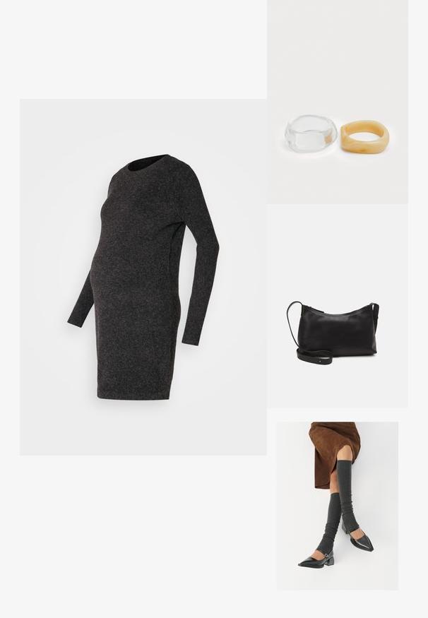 Tmavě šedé těhotenské šaty s dlouhými rukávy. Vyrobené z měkké látky, padnoucí střih s kulatým výstřihem, délka ke kolenům a hladká textura.; Černé lakované boty s špičatou špičkou, blokovým podpatkem a kotníkovým páskem, spárované s šedými žebrovanými návleky na nohy a hnědskou sukní z semiše.; Černá kožená taška přes rameno s hladkým povrchem, zakřiveným tvarem, nastavitelným popruhem a zipovým uzávěrem. Minimalistický design bez zdobení.; Průhledné a jantarové prsteny z pryskyřice, jeden hladký a transparentní, druhý s texturovaným jantarovým povrchem. Oba mají zaoblené, robustní tvary.