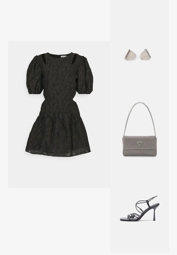 Robe en dentelle noire avec des manches bouffantes, un corsage ajusté et une jupe évasée. Détails découpés aux épaules. Fermeture éclair au dos.; Des sandales noires à talons hauts avec des fines lanières au design noué, un bout carré lisse et un talon aiguille élégant.; Sac à main en métal gris clair avec une bandoulière en chaîne, orné de petits clous métalliques ronds et d'un logo de marque triangulaire.; Boucles d'oreilles en métal argenté avec une forme larmoyante lisse et une finition polie. Des gravures subtiles ajoutent des détails. Design minimaliste.