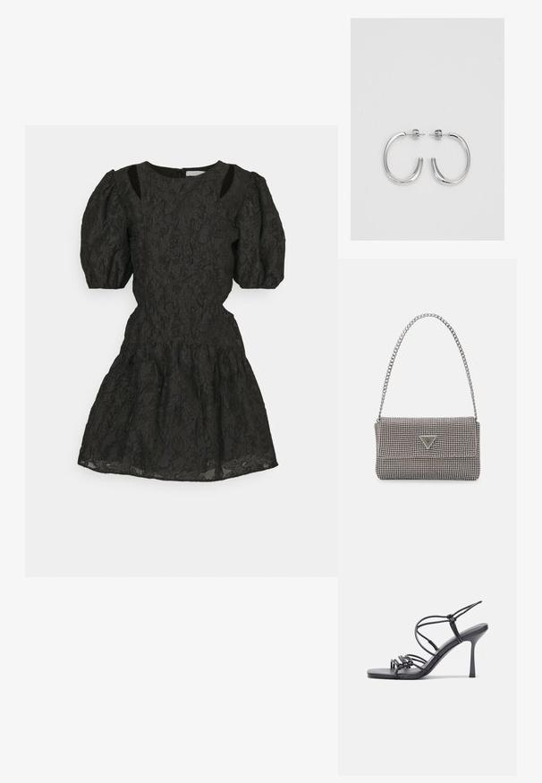 Robe en dentelle noire avec des manches bouffantes, un corsage ajusté et une jupe évasée. Détails découpés aux épaules. Fermeture éclair au dos.; Des sandales noires à talons hauts avec des fines lanières au design noué, un bout carré lisse et un talon aiguille élégant.; Sac à main en métal gris clair avec une bandoulière en chaîne, orné de petits clous métalliques ronds et d'un logo de marque triangulaire.; Boucles d'oreilles en argent avec une finition lisse et brillante. Forme arrondie, conception légère, avec un fermoir à tige.