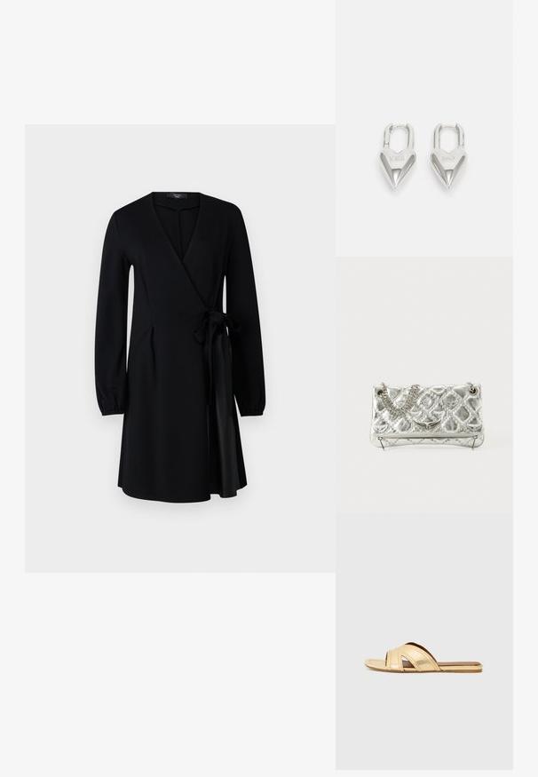 Czarna sukienka o kroju kopertowym z długimi rękawami, dekoltem w kształcie litery V i wiązaniem z boku. Wykonana z gładkiego materiału, ma zwiewny fason i długość do kolan.; Złote skórzane sandały wsuwane z otwartym noskiem, minimalistyczny kształt i wycięcia na pasku. Płaska podeszwa z brązowym wnętrzem.; Srebrna torebka metaliczna z łańcuszkowym uchwytem, pikowanym wzorem, dekoracyjnym haftem i zapięciem na zamek błyskawiczny. Posiada wytłoczone akcenty na przodzie.; Srebrne kłódki w kształcie serca z wygrawerowanymi napisami "TAK" i "NIE", polerowane wykończenie, symetryczny design oraz mocny metalowy zamek.