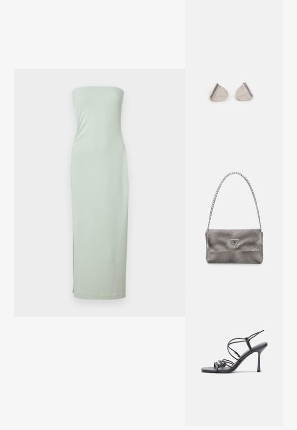 Sukienka midi bez ramiączek w miętowym kolorze, wykonana z gładkiego, elastycznego materiału. Charakteryzuje się dopasowanym krojem i bocznym rozcięciem, które umożliwia swobodę ruchów.; Czarne sandały na wysokim obcasie mają cienkie paski z węzłowym wzorem, gładki, kwadratowy czubek i smukły obcas w stylu szpilki.; Jasnoszara metaliczna torebka na łańcuszku, ozdobiona małymi okrągłymi metalowymi ćwiekami oraz trójkątnym logo marki.; Srebrne metalowe kolczyki o gładkim, kroplowym kształcie i wypolerowanym wykończeniu. Delikatne grawerunki dodają szczegółów. Minimalistyczny design.