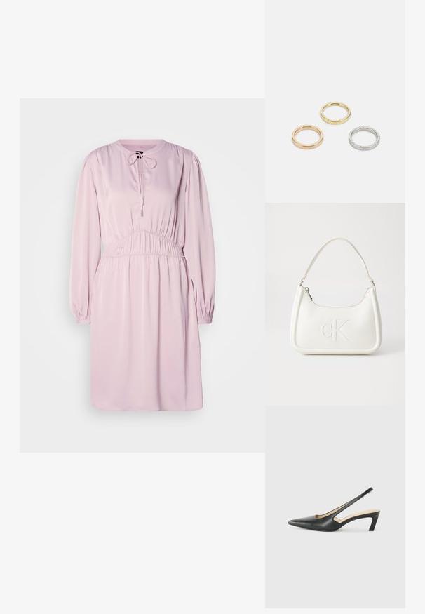 Růžové šaty s dlouhým rukávem, kulatým výstřihem, stahovací šňůrkou, nařaseným pasem a hladkým materiálem. Mají nabírané rukávy a volný střih.; Černý špičatý slingback s nízkým podpatkem, vyrobený z hladké kůže, s výřezem na boku pro lepší prodyšnost.; Bílá kožená kabelka s křivkovým tvarem, na přední straně s vyraženým logem "CK" a jediným ramenním popruhem. Zipový uzávěr na vrchu.; Tři kovové prsteny: jeden růžově zlatý, jeden zlatý s texturovanými detaily a jeden stříbrný, všechny s vyrytým brandingem na vnitřním boku.