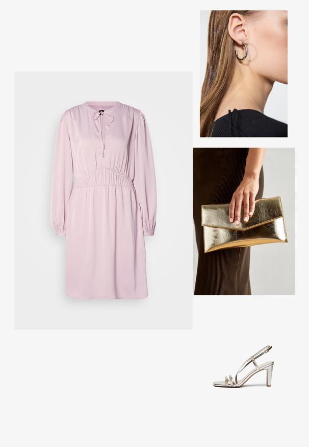 Ružové šaty s dlhým rukávom a okrúhlym výstrihom, so šnúrkovým uzáverom, nariaseným pásom a hladkým materiálom. Obsahujú puffové rukávy a uvoľnený strih.; Metalické strieborné sandále na vysokom podpätku s otvorenou špičkou, s tromi tenkými popruhmi cez nohu a remienkom okolo členka so sponou.; Zlatá metalická kabelka cez plece s hladkým povrchom, ktorá má trojuholníkové uzavretie. Ruka ju drží a má starostlivo upravené nechty.; Strieborná kruhová náušnica s lesklým povrchom, obsahujúca malé zlaté akcenty a okrúhly tvar, nosená na lalôčiku ucha.