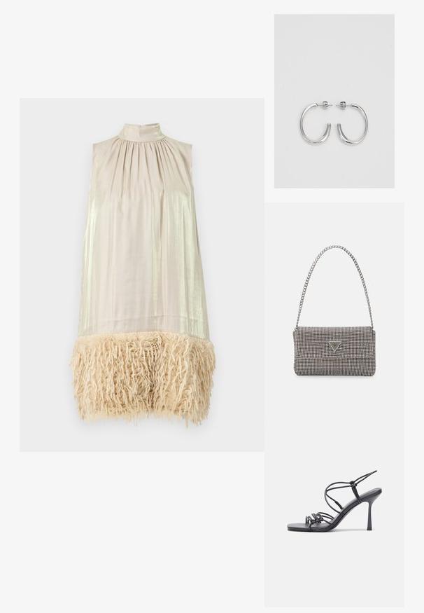 Sukienka bez rękawów z wysokim dekoltem. Jasnobeżowa tkanina u góry, błyszcząca w dotyku. Dolny brzeg zdobiony puszystą, kremową frędzlą.; Czarne sandały na wysokim obcasie mają cienkie paski z węzłowym wzorem, gładki, kwadratowy czubek i smukły obcas w stylu szpilki.; Jasnoszara metaliczna torebka na łańcuszku, ozdobiona małymi okrągłymi metalowymi ćwiekami oraz trójkątnym logo marki.; Srebrne kolczyki na biglu o gładkim, błyszczącym wykończeniu. O zaokrąglonym kształcie, lekkim designie, z zamknięciem na zatrzask.