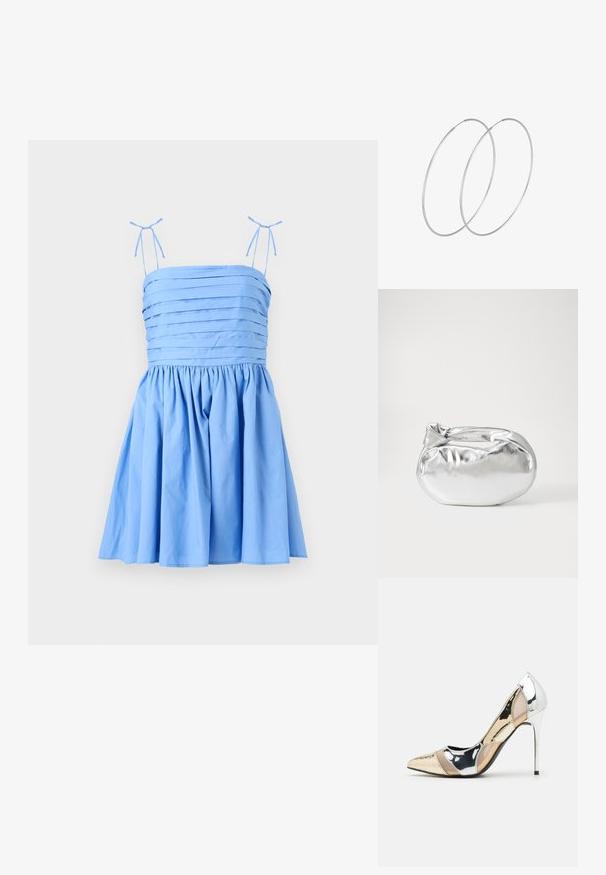 Svetlomodré šaty s tenkými, nastaviteľnými ramienkami. Obsahujú plisovaný korzet a nariasenú sukňu, vyrobené z hladkej, jemnej textílie.; Lodičky s špičatou špičkou v striebornom, zlatom a telovom farebnom prevedení. Lesklý povrch s výrezovým dizajnom, s ihlovým opätkom.; Strieborná metalická taška s mäkkým, zaobleným tvarom a uzáverom s uzlíkom. Vyrobená z hladkej syntetickej kože.; Strieborné kruhové náušnice s minimalistickým dizajnom. Cirkulárny tvar, hladký povrch a tenký profil. Ľahké s lesklým povrchom.