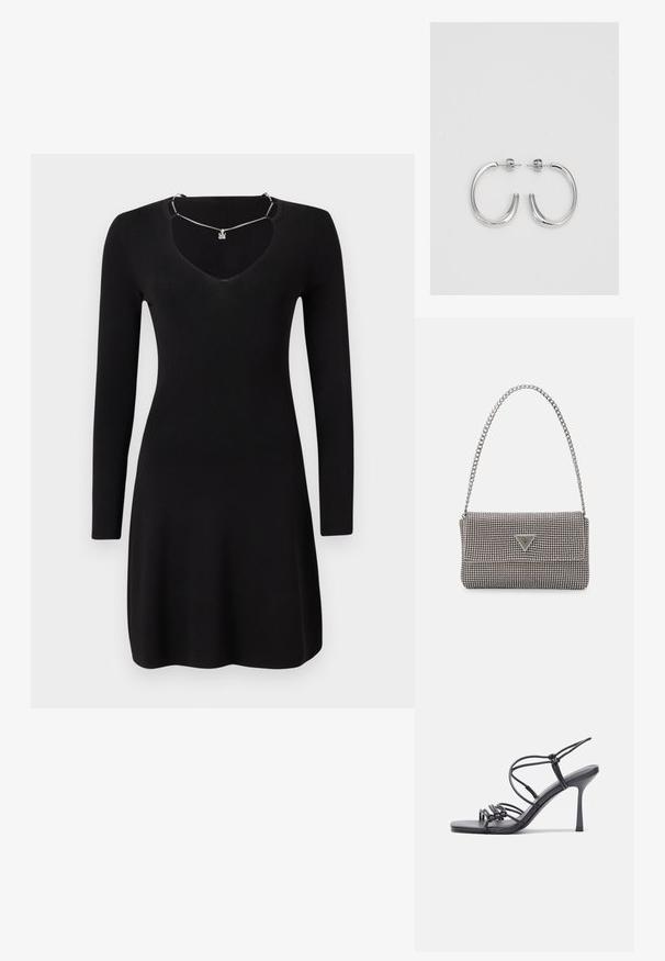 Črna obleka z dolgimi rokavi iz rebraste tkanine, z globokim V-izrezom in rahlo razširjenim robom. Vključuje podrobnost srebrnega nakita.; Črne visoke sandale na peto imajo tanke naramnice z vozlom, gladek kvadratni toe in eleganten stiletto peto.; Svetlo siva kovinska torbica z verižnim ročajem, okrašena z majhnimi okroglimi kovinskimi bleščicami in trikotnim logotipom blagovne znamke.; Srebrne obročaste uhane z gladko, sijočo površino. Zaobljena oblika, lahka zasnova, z zapiranjem na zatič.