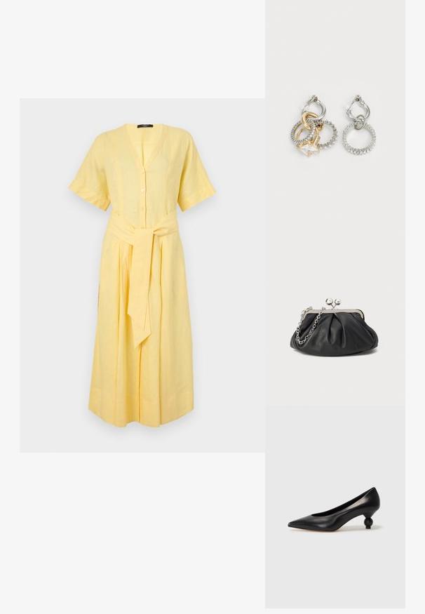 Keltainen pellavamekko, jossa on lyhyet hihat, V-pääntie, napitus ja itsesitominen vyö vyötäröllä; siinä on lentävä, A-linja design.; Musta nahkakengät korkealla korolla, joissa on terävä kärki ja pyöreä, pallomainen korko. Sileä pinta ja tyylikäs, minimalistinen muotoilu.; Mustan nahkainen clutch, jossa on rypistetty rakenne, hopeanvärinen metallikehys, suukko-lukko ja ketjuhihna. Sileä, pehmeä pinta.; Kohokorut, joissa on toisiinsa kietoutuneita kultaisia ja hopeisia renkaita, kirkas kuutiozirkoniakorostus ja yksi rengas on teksturoitu.