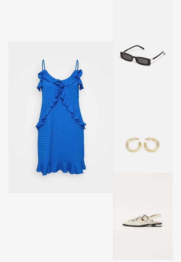 Plava bezručna haljina s teksturiranim materijalom, volanima na dekolteu i rubu, te lepršavim oblikom. Bez vidljivih kopčanja ili uzoraka.; Sandalice sa zatvaračem u bijeloj koži s višestrukim širokim trakama i srebrnim kopčama; ravni potplat s malim crnim potpeticama i metalnim akcentima.; Crne pravokutne sunčane naočale s tamnim lećama, sjajnim plastičnim okvirom i zlatnim akcentima na sljepoočnicama. Minimalistički dizajn i elegantan oblik.; Zlatne kružne naušnice s glatkom, sjajnom završnom obradom. Kružni dizajn s malom potporom i prozirnom podlogom za sigurno nošenje.