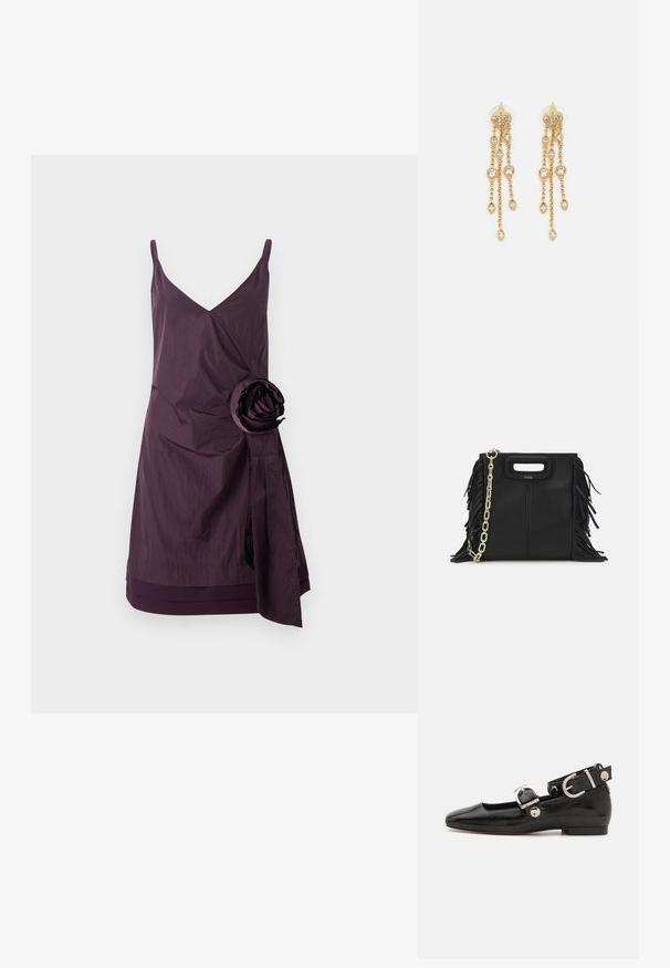 Lila ujjatlan ruha V-nyakkivágással, gyűrött textúrával és egy nagy szövet rózsa díszítéssel a bal oldalon. A deréknál körbefordító dizájn részlet.; Fekete lakkbőr lapos cipő négyzet alakú orral, ezüst hardware-rel ellátott bokapánttal és lapos talppal. Simaságával és minimalista dizájnjával kiemelkedő.; Fekete bőr kézitáska, frufrus részletekkel, arany láncos vállpánttal és kivágott fogantyúval. Az elülső részen logó található.; Aranyszínű fülbevalók, több zuhanó lánccal, tiszta ovális strasszköves díszítéssel és dekoratív fülbevaló tetejével.