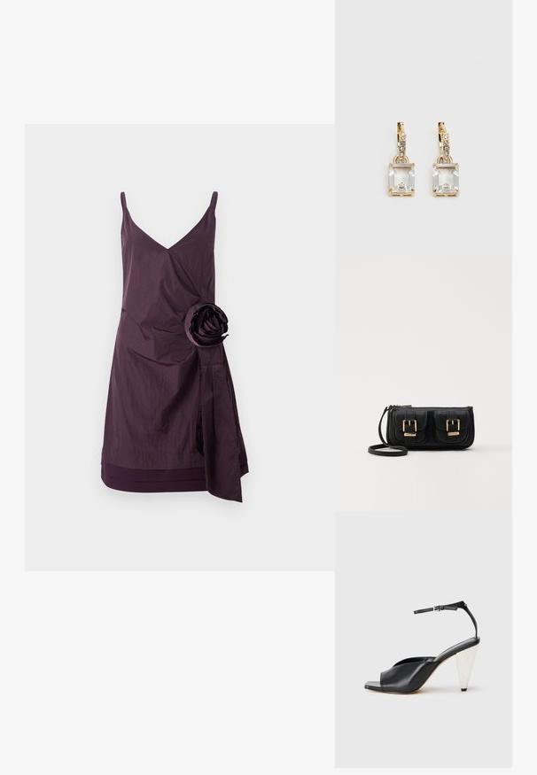Violet bez piedurknēm kleita ar V veida kakla izgriezumu, kurai ir krunkota tekstūra un liela auduma roze uz kreisās puses. Apvākojoša dizaina elements jostas daļā.; Melnas ādas augstpapēžu sandales ar atvērto purngali, asimetrisku dizainu, potītes siksniņu un metāla koniskām papēžiem. Virsma ir gluda.; Melnas ādas crossbody soma ar divām priekšējām kabatām, zelta sprādzēm, ar rāvējslēdzēju aizdari un šauru siksnu. Strukturēta virsma un kompakta taisnstūra forma.; Zeltītas auskaru rotas, kuru centrā ir taisnstūra formas caurspīdīgs kristāls, kas karājas zem mazu, apaļu caurspīdīgu akcentu rindas. Elegants, mūsdienīgs dizains.