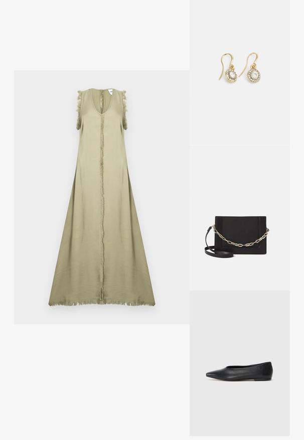 Mouwloze olijfgroene jurk met een diepe V-hals, centrumnaad en franjeranden op de schouders en onderrand. Luxe, lichtgewicht stof.; Zwarte leren balletflat, puntige neus, minimalistisch design, gladde textuur, lage hak, geen zichtbaar beslag of versieringen.; Zwarte leren schoudertas met een gladde textuur, rechthoekige vorm en een metallic kettingdetail aan de voorkant. Verstelbare schouderband inbegrepen.; Goudkleurige oorbellen met ovaalvormige heldere kristallen omringd door kleinere heldere stenen, met een haakontwerp voor een veilige draagervaring.