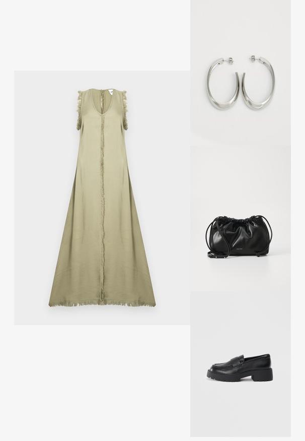 Ermeløs olivengrønn kjole med dyp V-hals, midtsøm og frynser på skuldrene og kanten. Glatt, lett stoff.; Sorte lærloafers med en teksturert overflate, med en rektangulær stropp over vampen og en kraftig, klumpete såle.; Svart lærveske med samlet design, dobbel snoråpning og avtagbar skulderrem. Har metallisk logodetalj.; Sølvøreringer med en jevn, buet design. Har en blank metallisk finish og en studlås. Ingen synlige mønstre eller aksenter.