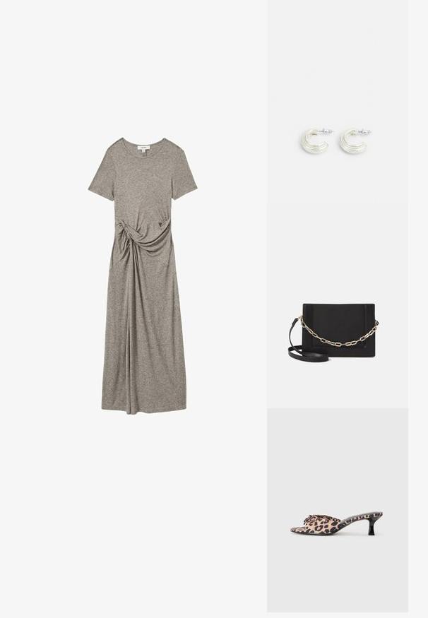 Graues T-Shirt-Kleid aus weichem, dehnbarem Stoff. Es hat kurze Ärmel, einen runden Halsausschnitt und ein geknotetes Detail an der Seite.; Leopardenmuster-Mules mit einem niedrigen, schwarzen Stiletto-Absatz. Obermaterial aus weichem Stoff mit einer Knoten-Detail vorne und einer glatten, flachen Sohle.; Schwarze Leder-Crossbody-Tasche mit glatter Textur, rechteckiger Form und metallic-kettendetail auf der Vorderseite. Verstellbarer Gurt inklusive.; Ohrringe in silberfarbener Ausführung mit einem gedrehten Ohrringdesign, das eine strukturierte Oberfläche und gerippte Details aufweist, gesichert mit einem Steckverschluss.