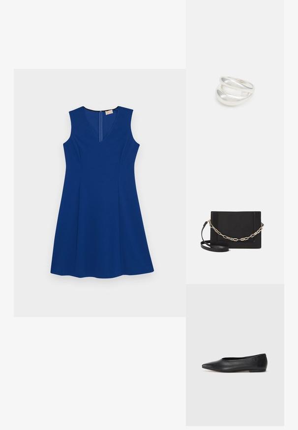 Sininen, olkaimeton mekko V-kaula-aukkolla, valmistettu sileästä kankaasta. Varustettu piilotetulla takaluukulla ja väljä hameosa, joka mahdollistaa liikkumisen vaivattomasti.; Musta nahkainen ballerinatyyppinen kenkä, terävä kärki, minimalinen muotoilu, sileä pinta, matala korko, ei näkyvää metalliosaa tai koristeita.; Musta nahkainen olkalaukku, jossa on sileä pinta, suorakulmainen muoto ja metalliketju yksityiskohtana edessä. Mukana säädettävä hihna.; Hopeinen kaksinkertainen rengas, jossa on sileä, kiillotettu pinta. Siinä on sulava, kaareva muotoilu, jossa on päällekkäisiä osia modernin ilmeen saavuttamiseksi.