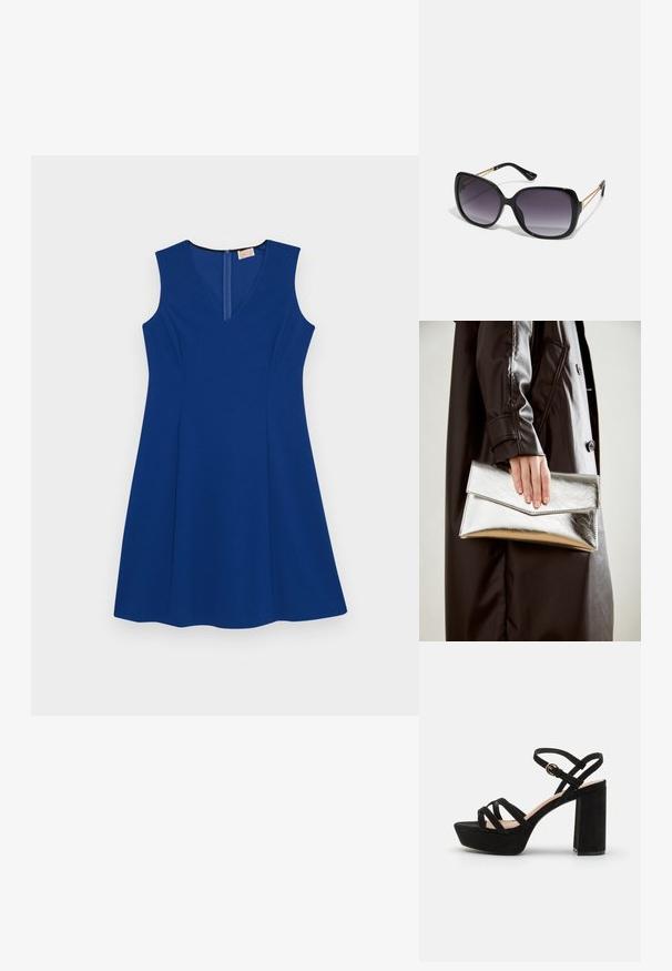 Ermeløs blå kjole med V-hals design, laget av glatt stoff. Har en skjult glidelås bak og en utskjært skjørt for enkel bevegelse.; Sorte semskede plattformsandaler med bred klack, med krysslagte remmer og en spenne ved ankelen for en sikker passform.; Sorte oversized solbriller med gradient linser, tykke rammer og detaljering med gulltonekjede på tempelarmene.; Sølv metallisk clutch med et vinklet konvoluttdesign, glatt tekstur og kontrastfarge på innsiden, holdt i en hånd iført en svart kåpe.