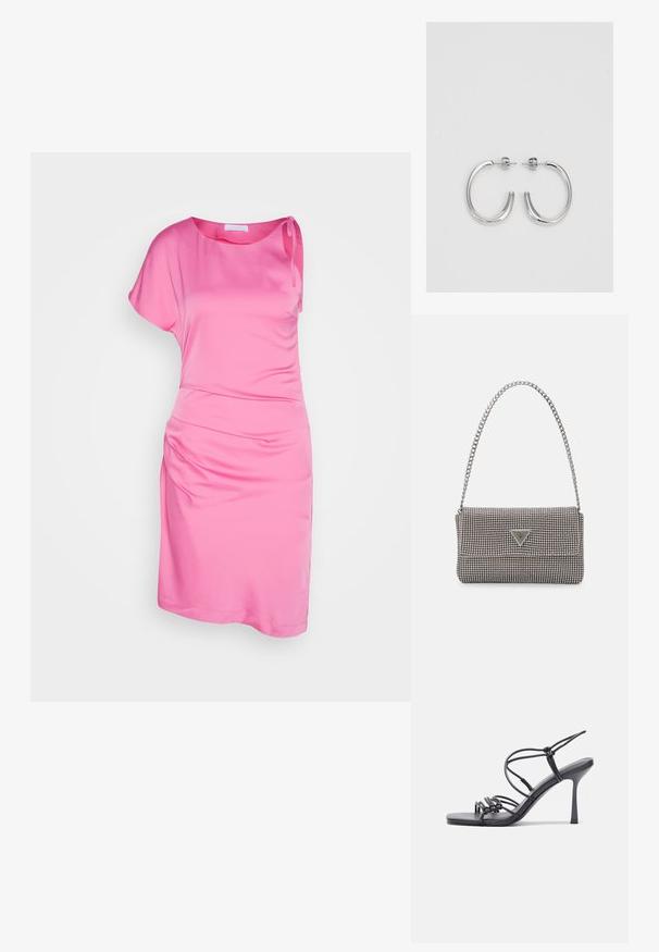 Ružičasta haljina s jednim ramenom, izrađena od glatkog materijala, s naglašenim detaljem na boku i ležernim krojem. Kratki rukavi i dužina do koljena.; Crne sandale na visokoj potpetici imaju tanke trake s čvorastim dizajnom, glatki kvadratni vrh i elegantnu stiletto petu.; Svijetlosivi metalik ruksač s lancem, ukrašen malim okruglim metalnim zakovicama i trokutastim logotipom marke.; Srebro naušnice u obliku prstena s glatkom, sjajnom završnom obradom. Zaobljenog oblika, laganog dizajna, s kopčom na poleđini.