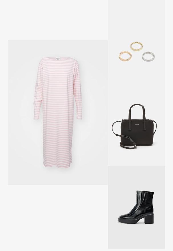 Lehká bavlněná noční košile s dlouhými rukávy, s horizontálními růžovými a bílými pruhy, lodičkovým výstřihem a délku ke kolenům.; Černé lakované kotníkové boty s zakřivenou špičkou, elastickými bočními panely a robustním blokovým podpatkem. Na zadní straně se nachází embosované logo.; Černá kabelka s dvojitými krátkými uchy a odnímatelným ramenním popruhem. Hladký koženkový materiál s uzávěrem na zip a detailem loga.; Tři kovové prsteny: jeden růžově zlatý, jeden zlatý s texturovanými detaily a jeden stříbrný, všechny s vyrytým brandingem na vnitřním boku.