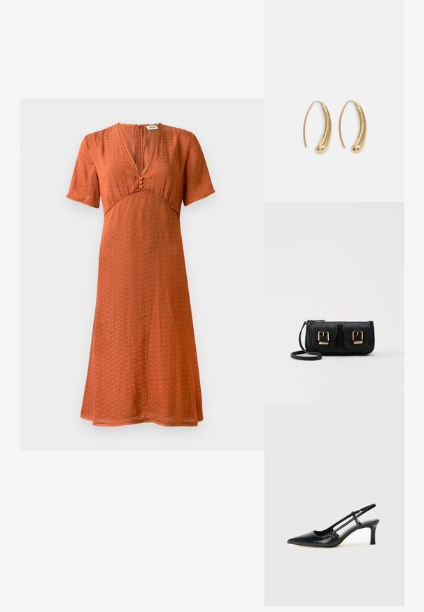 Rudų spalvos trumpomis rankovėmis su tekstūruotu raštu. Yra V formos iškirptė ir mygtukų uždarymas priekyje, laisvai krentanti A formos siluetas.; Juodai lakuoti slingback aukštakulniai su smailiu nosiu, su tekstūruotu gyvatės raštu, reguliuojama juosta ir trumpu, tekstūruotu blokiniu kulnu.; Juodas odinis per petį nešiojamas krepšys su dviem priekiniais kišenėmis, auksiniais sagtimis, užtrauktuko uždarymu ir siauromis petnešomis. Textūruota paviršius ir kompaktiškas stačiakampis formatas.; Auksinės metalinės auskarų kabės su lenktą, pailgą forma. Turi lygų, blizgantį paviršių ir užapvalintą galiuką papildomam akcentui.