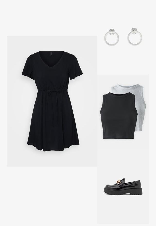 Juoda suknelė su trumpomis pūstomis rankovėmis, V formos dekoltė ir virvutės kokybė. Laisva forma, lengva medžiaga ir aukščiau kelių ilgio.; Even&Odd Petite 2 PACK - Viršus - light grey/black; Juodi patentiniai odiniai loaferiai su masyviu juodu padu ir auksiniais detalėmis. Lygus paviršius ir apvalus pirštų dizainas.; Sidabriniai metaliniai auskarai žiedų pavidalu su šveitimo tekstūra, turintys apvalų dizainą ir skaidrų laikiklį saugiam dėvėjimui.