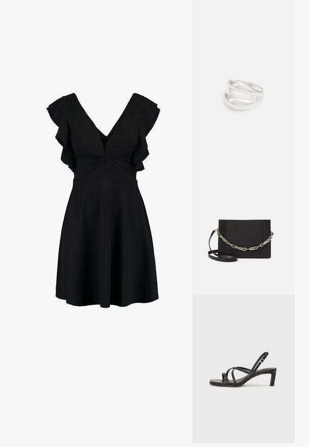 Crna haljina s V-izrezom, kratkim volanima i uskim korzetom. Suknja se širi prema dolje, napravljena od glatkog, laganog materijala.; Crne sandale s trakama, kvadratnim prstom i niskom blok petom. Ima više tankih trakica i podesivu trakicu oko gležnja. Izrađene su od glatke kože.; Crna kožna torba preko tijela s glatkom teksturom, pravokutnim oblikom i metalnim lancem na prednjoj strani. Uključena je podesiva naramenica.; Srebrna dvostruka prsten s glatkom, poliranom površinom. Karakterizira ga fluidan, zakrivljen dizajn s preklapajućim sekcijama za moderan izgled.