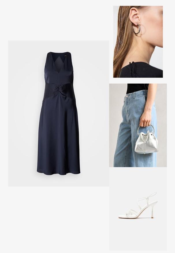 Tyrkysově modré bezramenné šaty z saténu s výstřihem do V, točeným detailem na těle a splývavou siluetou ve tvaru A. Hladká, lesklá textura.; Bílé sandály na vysokém podpatku s tenkým páskem kolem kotníku, plochou špičkou, texturovaným předním dílem s nařasenými detaily.; Metalická stříbrná kabelka typu bucket s texturovaným povrchem, zdobená stříbrným kulatým úchytem a stahovací šňůrkou, držena proti světlým modrým džínům.; Stříbrný kruhový náušník s lesklým povrchem, zdobený malými zlatými akcenty, v kulatém tvaru, nošený na lalůčku.