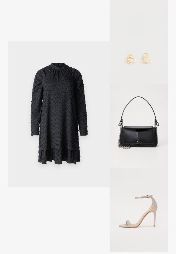 Hofmann Copenhagen REESE - Vardagsklänning - black; Remmar högklackad sandal i metallisk roséguld, med en strukturerad ovandel, öppen tå och ankelrem med en guldbuckle detalj.; Svart lackläderhandväska med rektangulär form, kedjestropp och en distinkt hårdvaruaccent i mitten. Slät textur.; Guldtonade studörrhängen med en Saturn-design, en texturerad band och inlagda cirkulära kristaller för extra glans.