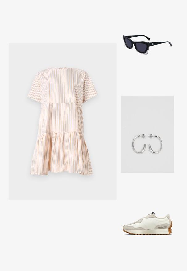 Robe à manches courtes à rayures verticales blanches et orange, avec un corsage froncé et un ourlet évasé. Fabriquée en tissu léger.; Baskets blanches et beiges avec une tige en cuir lisse et des accents en suède. Dotées de lacets ronds, d'une semelle coussinée et d'une semelle extérieure en caoutchouc texturée.; Lunettes de soleil noires surdimensionnées avec une forme géométrique, dotées de verres foncés et d'un détail gris contrastant sur la monture. Logo sur la branche.; Boucles d'oreilles créoles en argent avec une surface lisse et brillante, présentant une forme incurvée et une fermeture à tige. Design minimaliste avec une finition moderne.