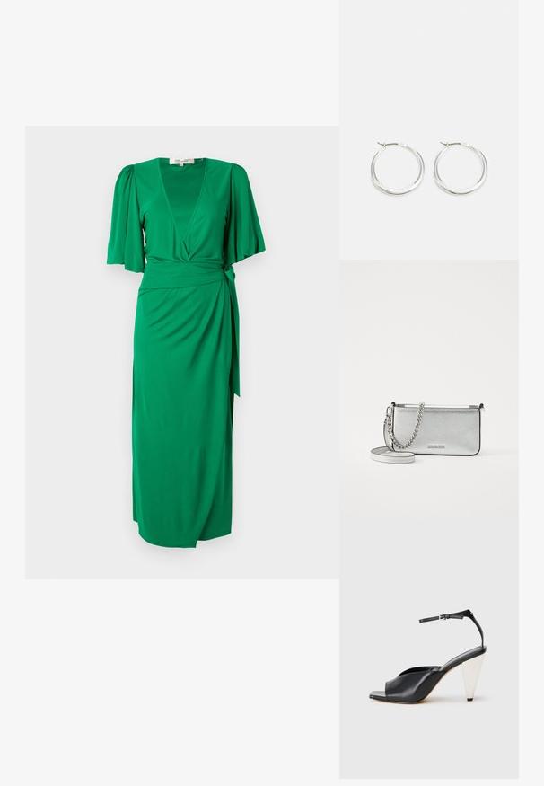 Groene wikkeljurk van een gladde, lichte stof. Heeft een V-hals, korte pofmouwen en een gestrikt middel voor een gedefinieerde silhouet.; Zwarte leren hoge hak sandaal met open teen, asymmetrisch ontwerp, enkelbandje en een metalen kegelvormige hak. Glad oppervlak over het geheel.; Zilveren leren schoudertas met een gestructureerde afwerking, accenten van ketting en schouderband, en een ritssluiting. Beschikt over een logo aan de voorkant.; Zilveren hoop oorbellen hebben een glad, rond ontwerp met een dun profiel en een veilige sluiting. Minimalistische stijl met een gepolijste afwerking.