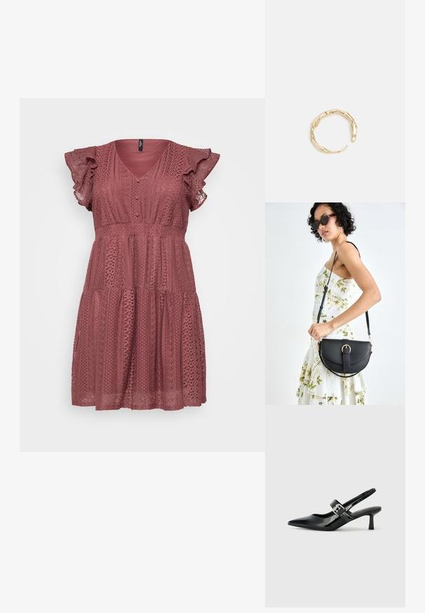 Vaaleanpunainen mekko, jossa on V-pääntie, lyhyet röyhelöhihoja, nappiyksityiskohtia ja kerroksellinen hame, jossa on pitsimäinen kuvio.; Musta patenttinaahkakengät, joissa on osoittava kärki ja pieni lohko korko, varustettuna hopeisella soljella hihnassa.; Musta nahkainen käsilaukku, joka on kaareva muotoilultaan, irrotettavalla hihnalla ja kultaisilla yksityiskohdilla. Laukussa on läppä, jossa on solk yksityiskohta.; Kultaketju, jossa on orgaaninen, kierretty muotoilu, sileä pinta ja cappatut päät, luoden modernin, veistoksellisen ilmeen.