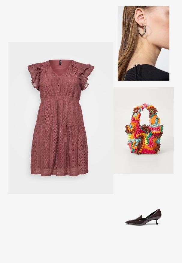 Rózsaszín ruha V-nyakkivágással, rövid fodros ujjal, gombos részletekkel és csipkeszerű mintával díszített réteges szoknyával.; Sötétbarna lakkbőr, hegyes orrú magassarkú cipők, amelyek alacsony stiletto sarkúak és karcsú sziluettjük van, enyhén megemelt lábfejrésszel.; Gyöngyökkel díszített táska élénk színekben: rózsaszín, narancs, kék és barna. Texturált felület, kör alakú gyöngyökkel és organikus formákkal, tartós fogantyúkkal.; Ez egy ezüst fülbevaló, sima felülettel, amelyen apró arany díszítőelemek találhatók. Kerek formájú és a fülcimpán viselik.